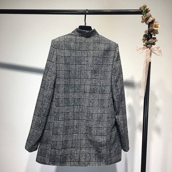 Elegáns női kockás kabát pehelyzsebekkel