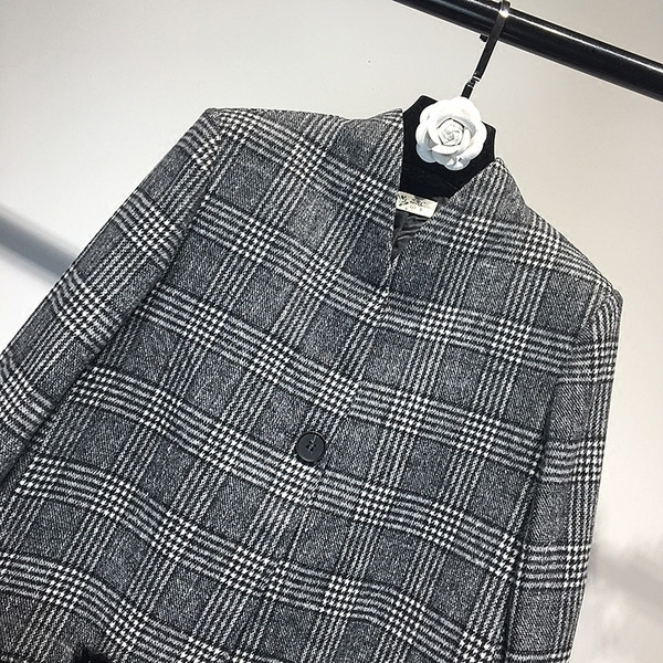 Elegáns női kockás kabát pehelyzsebekkel