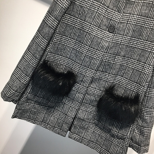 Elegáns női kockás kabát pehelyzsebekkel