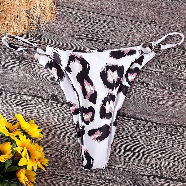 Női kétrészes fürdőruha fehér színben, leopárd mintával