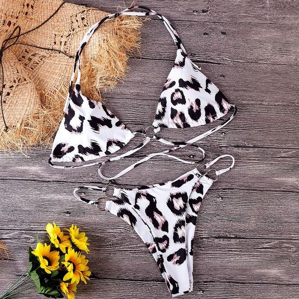 Női kétrészes fürdőruha fehér színben, leopárd mintával