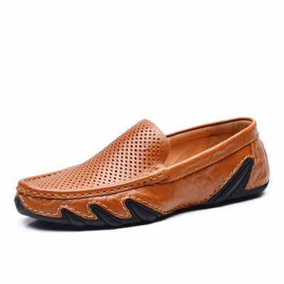 Ανδρικά μοκασίνια με ενδιαφέρουσα σόλα και εξωτερική ραφή