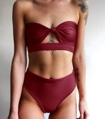 Modern, kétrészes női fürdőruha bordó színben magas derekú bikinivel