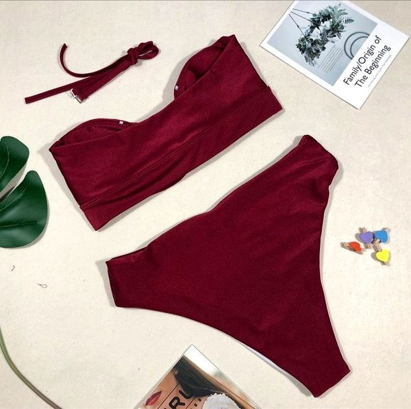 Modern, kétrészes női fürdőruha bordó színben magas derekú bikinivel