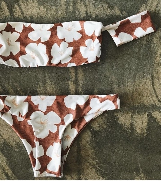 Kétrészes női fürdőruha mintával és rövid ujjúval