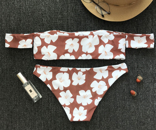 Kétrészes női fürdőruha mintával és rövid ujjúval