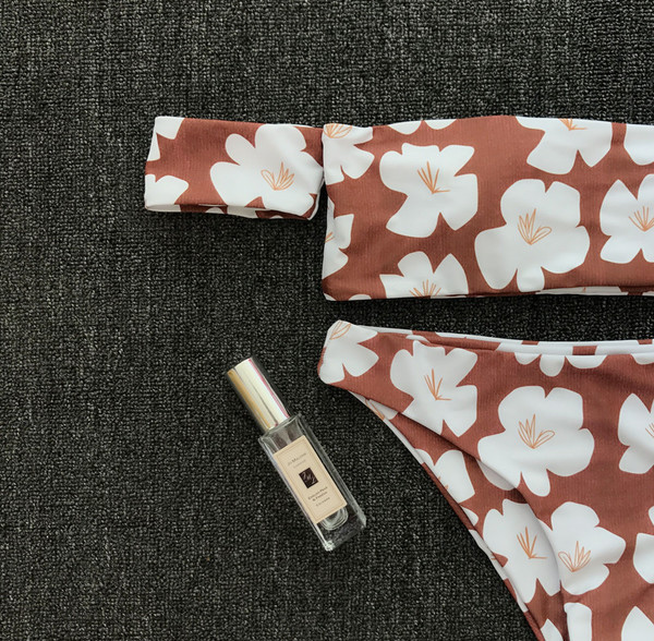 Kétrészes női fürdőruha mintával és rövid ujjúval