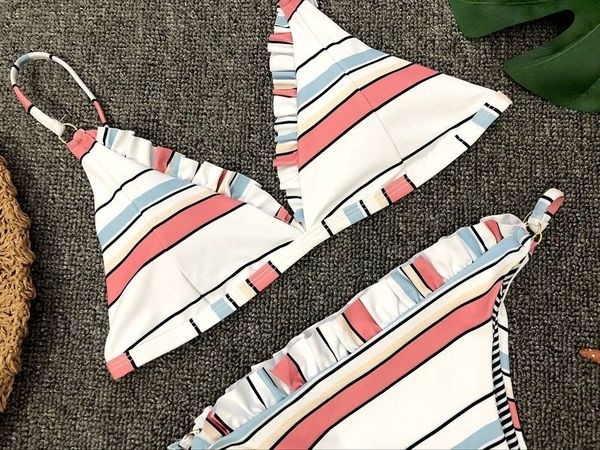 Színes kétrészes csíkos fürdőruha