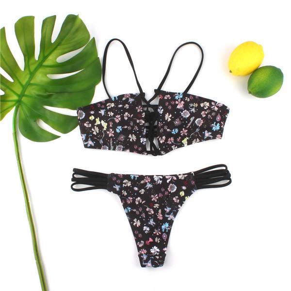 Fekete színű, kétrészes női fürdőruha virágos motívumokkal és nyakkendőkkel