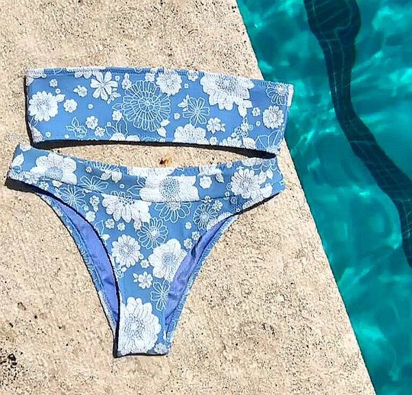 Stílusos női fürdőruha kétrészes kék színben, mintával