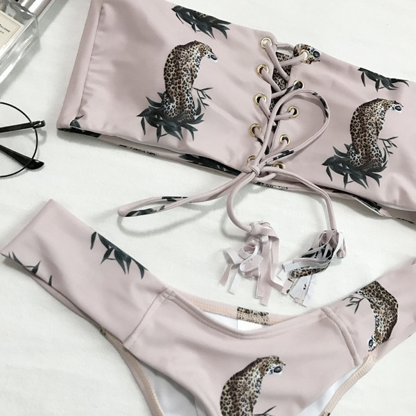 Női fürdőruha két részből virágos motívummal és nyakkendővel