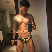 Színes férfi fürdőruha számos modellben