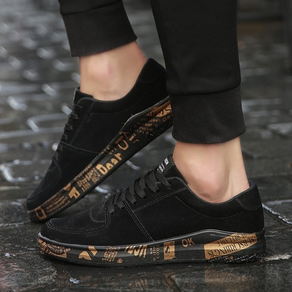 Férfi tornacipő fordított műbőrrel, három színben, mintás talppal