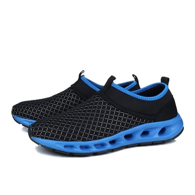 Könnyű és kényelmes, lélegző, fűző nélküli tornacipő férfiaknak három színben