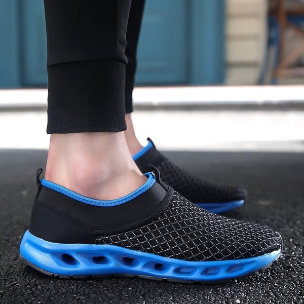 Könnyű és kényelmes, lélegző, fűző nélküli tornacipő férfiaknak három színben