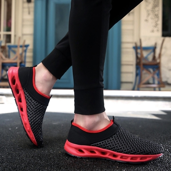 Könnyű és kényelmes, lélegző, fűző nélküli tornacipő férfiaknak három színben