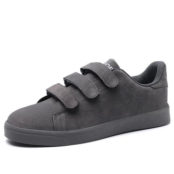 Kényelmes férfi tornacipő három színben matricákkal