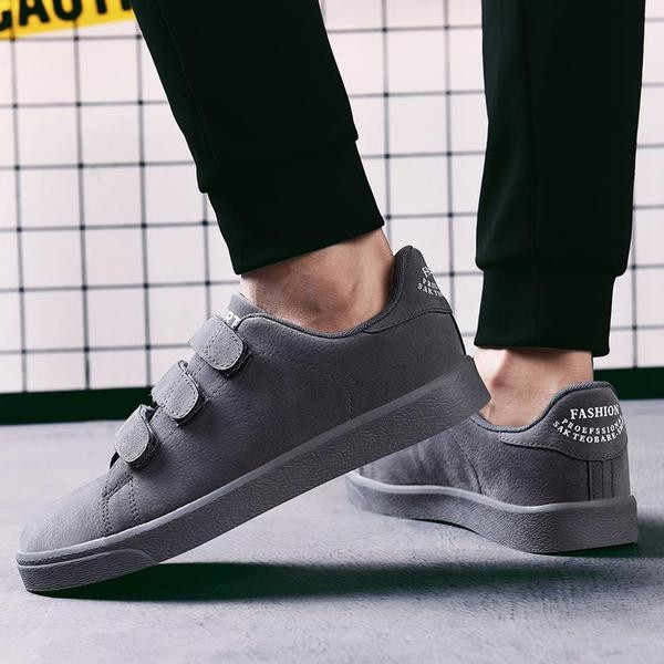 Kényelmes férfi tornacipő három színben matricákkal