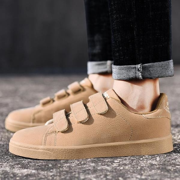 Kényelmes férfi tornacipő három színben matricákkal