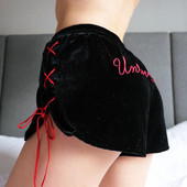 Modern női rövidnadrág oldalkötővel és felirattal