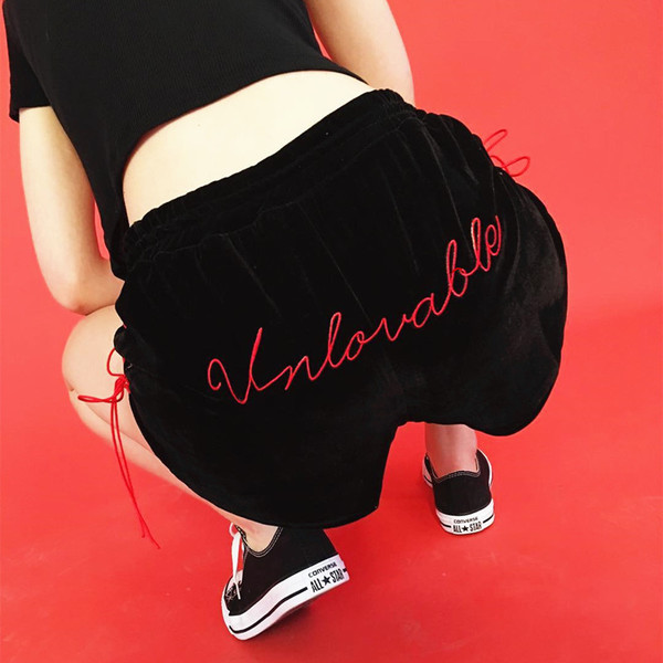 Modern női rövidnadrág oldalkötővel és felirattal