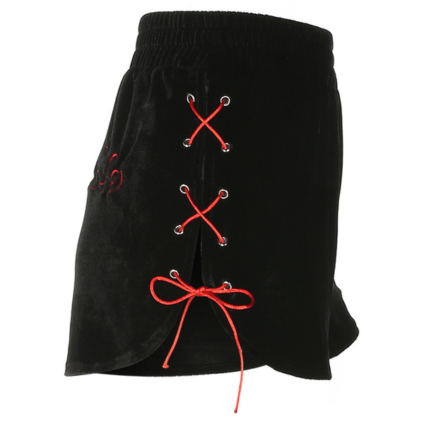 Modern női rövidnadrág oldalkötővel és felirattal