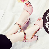 Elegáns női szandál 6 cm vastag sarokkal