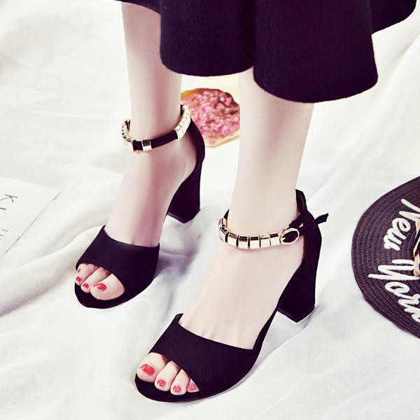 Elegáns női szandál 6 cm vastag sarokkal