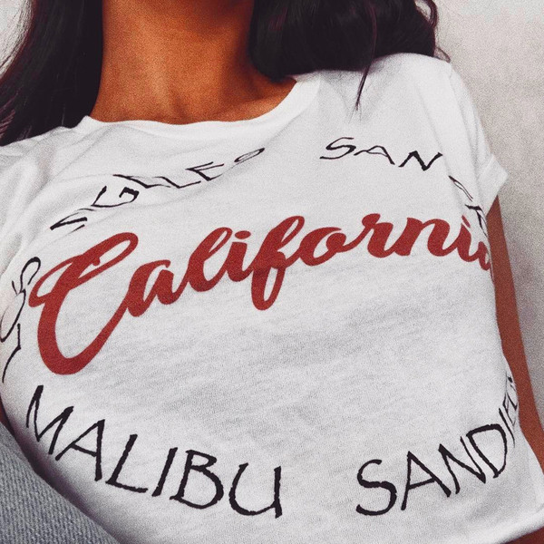 Rövidített hétköznapi női póló fehér színben felirattal