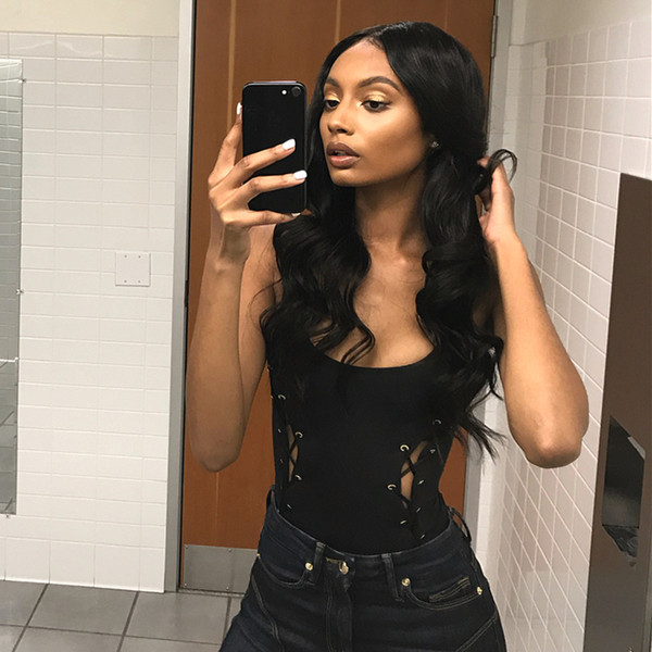 Stílusos, fekete színű női test nyakkendővel