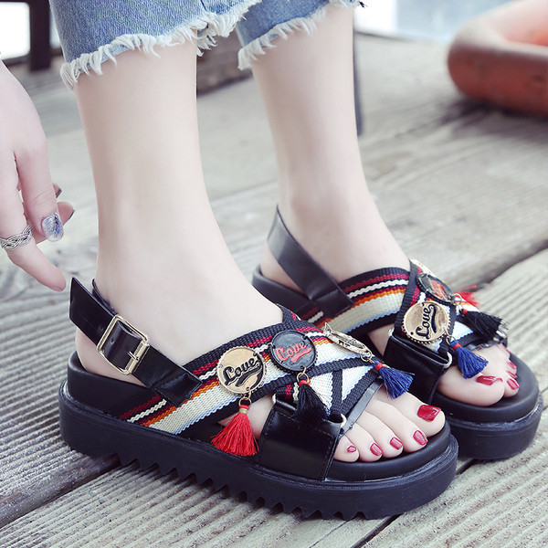 Női szandál fekete színben etnikai motívumokkal