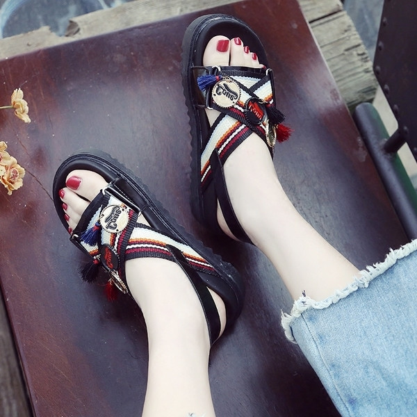 Női szandál fekete színben etnikai motívumokkal