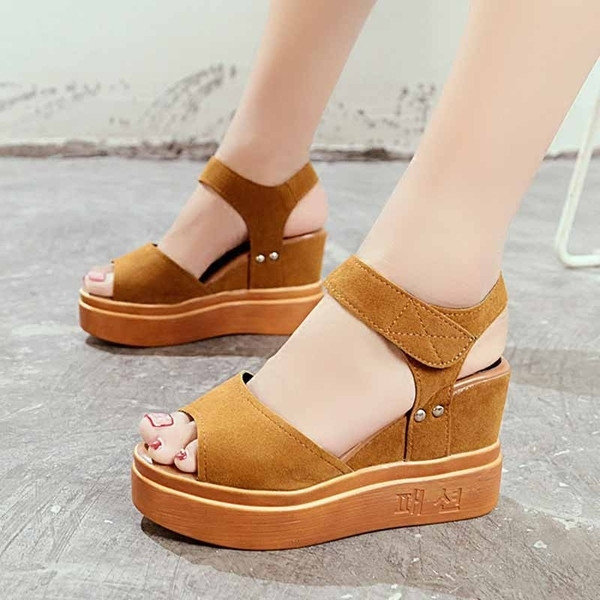 Új női platform szandál tépőzárral, két modellben