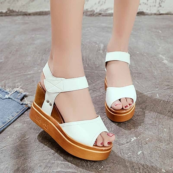 Új női platform szandál tépőzárral, két modellben