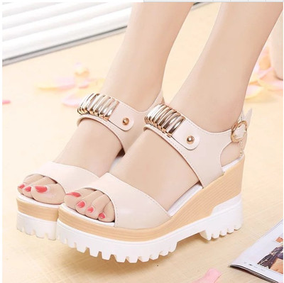 Γυναικεία σανδάλια σε πλατφόρμα με μεταλλικά στοιχεία
