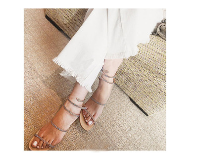 Stílusos női szandál kövekkel és pántokkal