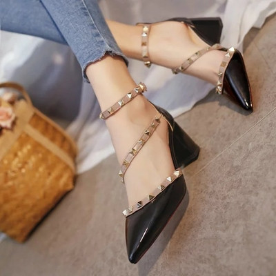 Κομψά γυναικεία σανδάλια κλειστά στο μπροστινό μέρος με κορδόνια  και μεταλλικά δείγματα με παχύ τακούνι