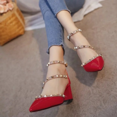 Κομψά γυναικεία σανδάλια κλειστά στο μπροστινό μέρος με κορδόνια  και μεταλλικά δείγματα με παχύ τακούνι