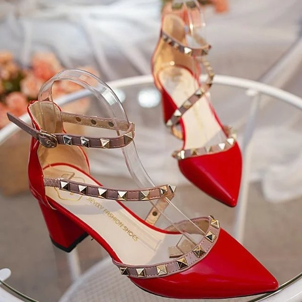 Stílusos, elöl pántokkal záródó női szandál és fém mandzsetta vastag sarokkal