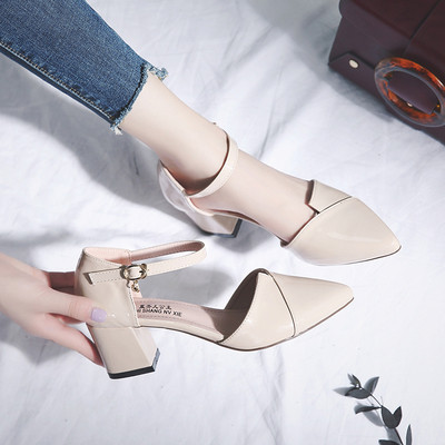 Elegáns női hegyes cipő pánttal és vastag sarokkal