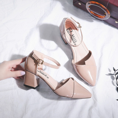 Elegáns női hegyes cipő pánttal és vastag sarokkal