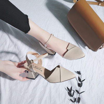 Elegáns női hegyes cipő pánttal és vastag sarokkal