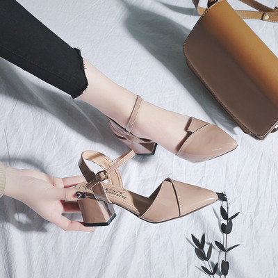 Elegáns női hegyes cipő pánttal és vastag sarokkal