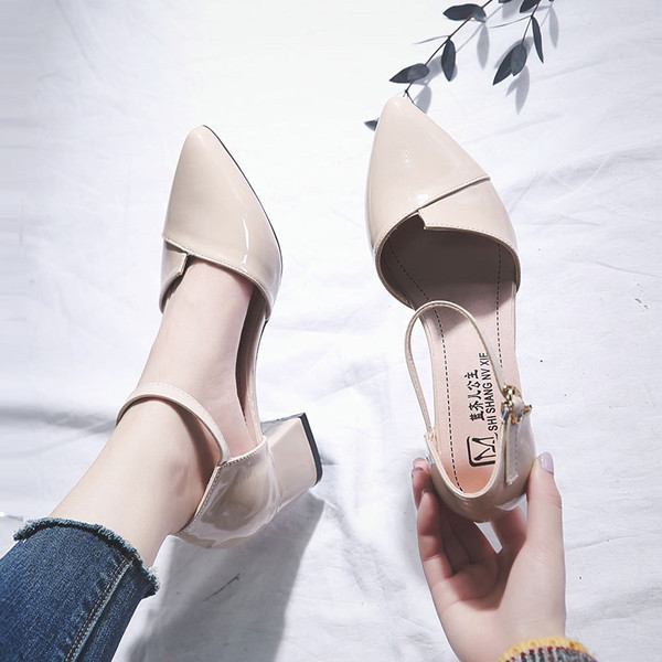 Elegáns női hegyes cipő pánttal és vastag sarokkal
