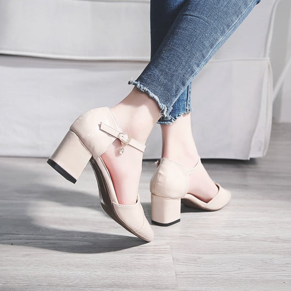 Elegáns női hegyes cipő pánttal és vastag sarokkal
