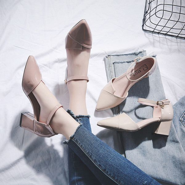 Elegáns női hegyes cipő pánttal és vastag sarokkal