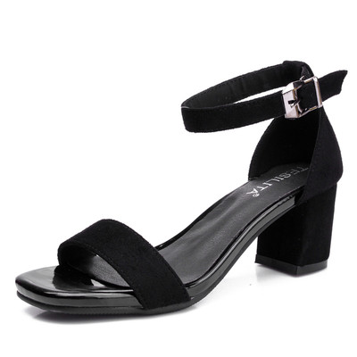 Γυναικεία σανδάλια με παχύ τακούνι  σε δύο μοντέλα