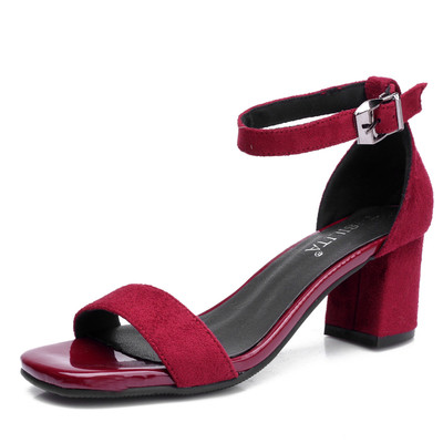 Γυναικεία σανδάλια με παχύ τακούνι  σε δύο μοντέλα