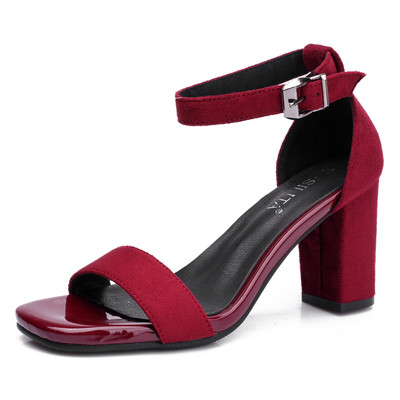 Γυναικεία σανδάλια με παχύ τακούνι  σε δύο μοντέλα