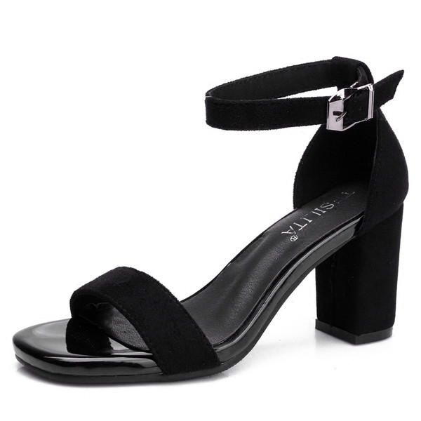 Γυναικεία σανδάλια με παχύ τακούνι  σε δύο μοντέλα 